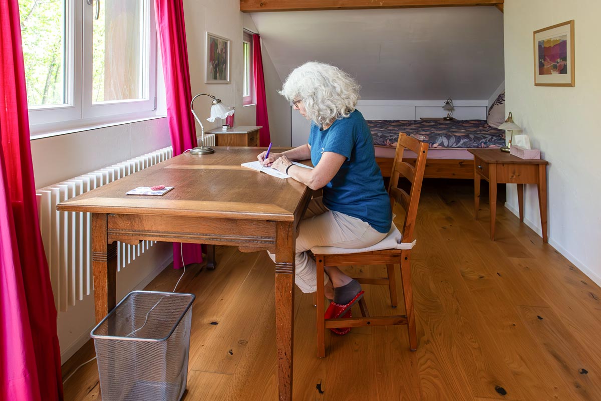 Frau am Schreibtisch