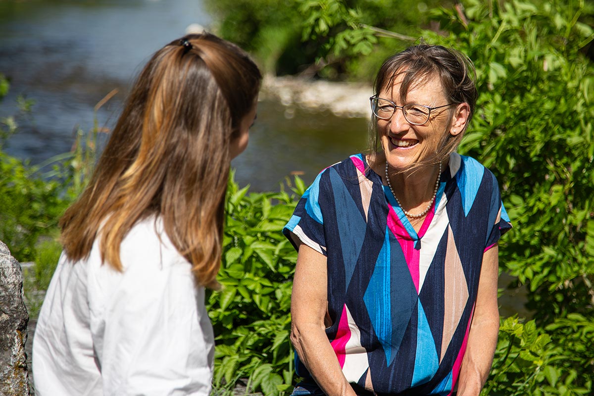 Ein Gast im Gespräch mit Esther