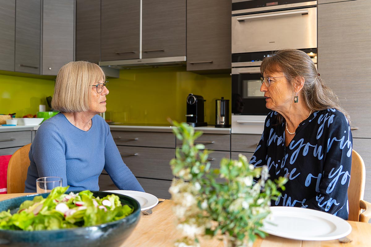 Esther im Gespräch mit einer Frau
