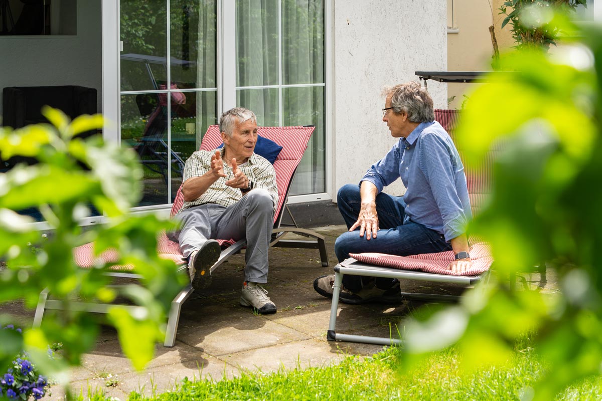 Zwei Männer auf dem Gartensitzplatz