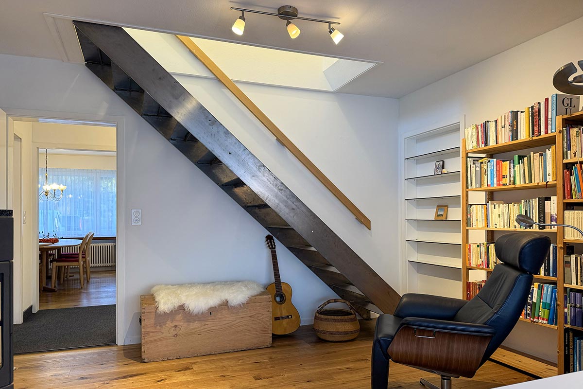 Leseecke unter der Treppe